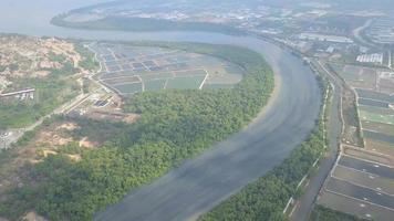 Ansicht von oben nach unten Fischfarm und Fluss. video