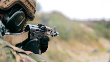 un soldat militaire vise et tire une mitrailleuse. actions militaires sur le territoire de l'ukraine. la guerre de la russie contre l'ukraine video