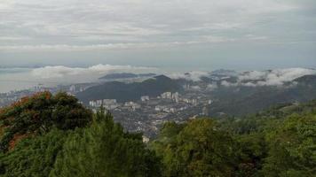 ville farlim dans la brume vue depuis la colline de penang. video