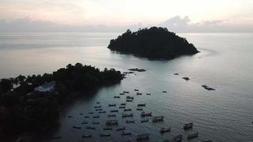 malaysiska fiskebåtsparker vid pulau sayak, kedah. video