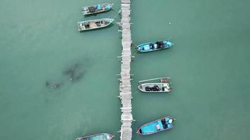 bovenaanzicht visserspier in jelutong, penang, maleisië. video