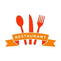 plantilla de logotipo de restaurante con tenedor, cuchara y cuchillo sobre fondo aislado