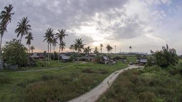 timelapse hora del atardecer en un pequeño pueblo malayo video