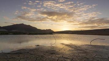 timelapse incroyable nuage doré pendant le coucher du soleil video