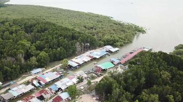 village de pêcheurs aérien de sungai semilang, juru, penang, malaisie. video