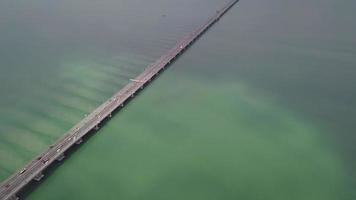 vista aérea del puente de penang sobre el mar verde video