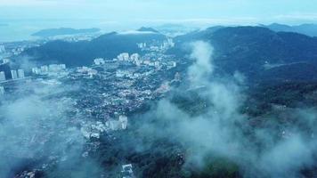 wolkenmening van ayer itam-stad vanaf penang-heuvel. video