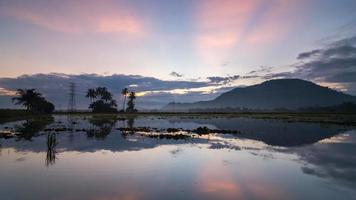 timelapse réflexion de ray tôt le matin à la colline de bukit mertajam video
