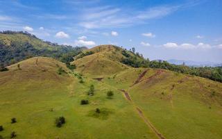 montaña calva o phu khao ya con campo de hierba verde y cielo azul. una de las atracciones turísticas naturales en la provincia de ranong, tailandia foto