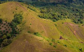 montaña calva o phu khao ya con campo de hierba verde y cielo azul. una de las atracciones turísticas naturales en la provincia de ranong, tailandia foto