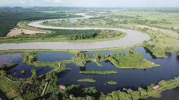 Luftbild über den See Pantai Kamloon und den Fluss Sungai Muda. video