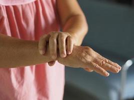 síndrome de guillan barre, tratamiento de la vacuna covid-19 coronavirus, mujer cogida de la mano trastorno raro sistema inmunológico del cuerpo ataca los nervios foto