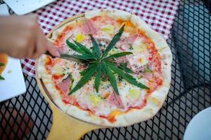 pizza una mezcla de hojas de cannabis, desarrollada para los amantes de la salud en una forma nueva, legal y con licencia. seguridad garantizada, ayuda a aliviar la ansiedad, reduce la tristeza. concepto de cannabis para la salud. foto