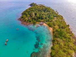 vista aérea de la playa de la isla del paraíso tropical de la naturaleza disfruta de un buen verano en la playa con agua clara y cielo azul en koh kood o ko kut, tailandia. foto