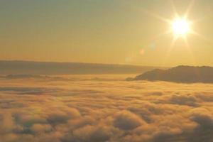 excelentes vistas del amanecer con montañas y nubes. foto