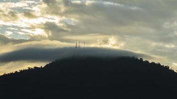 Zeitraffer-Kommunikationsturm mit sich bewegenden Wolken überflutet video