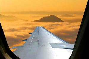 excelentes vistas del amanecer con montañas y nubes. foto