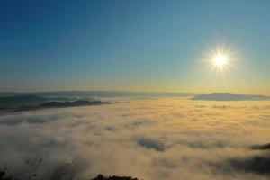 excelentes vistas del amanecer con montañas y nubes. foto