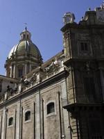 isla de sicilia con la ciudad de palermo foto