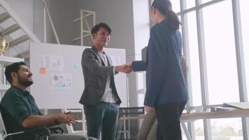 Empresários apertando as mãos, terminando uma reunião. video