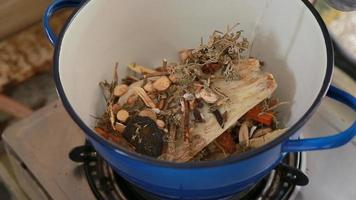 chinesische kräuter chinesische kräutermedizin aus der natur gewonnen zB pilze, wurzeln, blätter im topf aufkochen . video