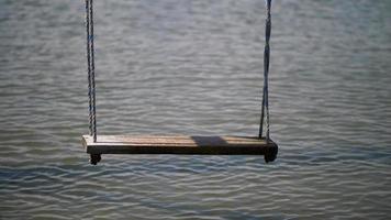 se balancer au-dessus de l'eau sur des cordes. vacances à la station video