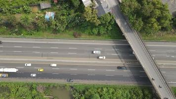 vista aerea dall'alto dell'autostrada indonesiana con traffico intenso. video