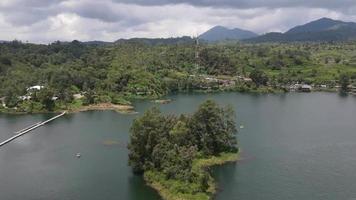 Zeitraffer der Seeseite mit Park und Berg in Bandung, Indonesien video