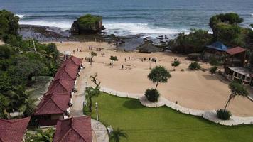 luchtfoto drone uitzicht op vakantie in strand, indonesië. video