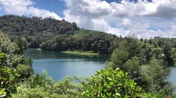 Zeitraffer der Seeseite mit Park und Berg in Bandung, Indonesien video