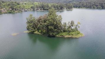 luchtfoto van de kant van het meer met park en berg in bandung, indonesië video