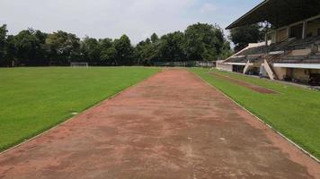 antenn drönare skott av en löparbana i runt fotbollsplan video