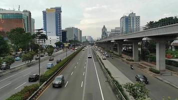 jakarta, indonesië, 2022 timelapse van verkeer op mt haryono road video