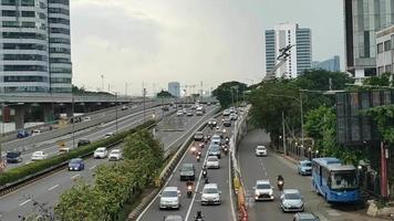 jakarta, indonesië, 2021 verkeer timelapse bij fly over pancoran video