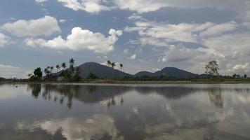 timelapse nube en movimiento sobre la colina bukit mertajam video