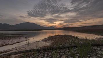 lapso de tiempo tierra seca en el lago en la presa de mengkuang video