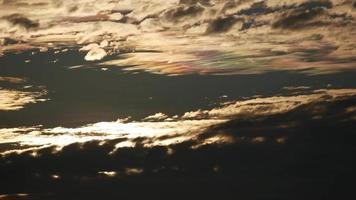 timelapse bela nuvem nas proximidades antes do nascer do sol. nuvem de arco-íris de chama eterna e céu matinal. video