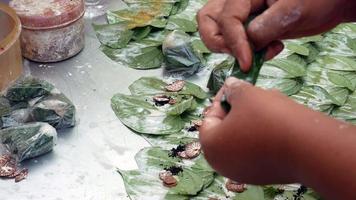 preparação paan combinando folha de bétele com noz de bétele ou noz de areca.