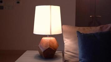 bewegung des einschaltens des lichts im modernen wohnzimmer video
