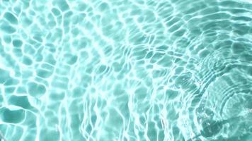 superposición de ondas de agua natural realista para el fondo, textura superficial de agua de color azul transparente borrosa con salpicaduras y burbujas, fondo abstracto de moda video