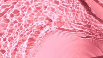 superposición de ondas de agua natural realista para el fondo, textura superficial de agua de color rojo transparente borrosa con salpicaduras y burbujas, fondo abstracto de moda video
