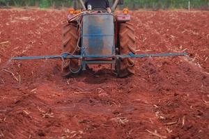 pulverizador de tractor para la agricultura. foto