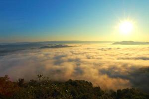 excelentes vistas del amanecer con montañas y nubes. foto