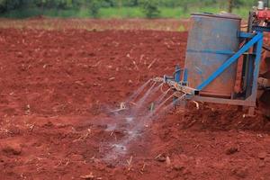 pulverizador de tractor para la agricultura. foto