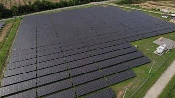 luchtfoto van de zonne-energiecentrale, bovenaanzicht vanuit de lucht van zonneboerderij met zonlicht, hernieuwbare energie, luchtfoto van zonne-energiecentrale video