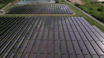 vista aérea de la estación de energía solar, vista superior aérea de la granja solar con luz solar, energía renovable, toma aérea de la estación de energía solar video