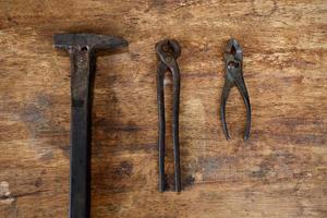 herramientas antiguas en una mesa de madera foto