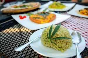 arroz una mezcla de hojas de cannabis, desarrollada para los amantes de la salud en una forma nueva, legal y con licencia. seguridad garantizada, ayuda a aliviar la ansiedad, reduce la tristeza. concepto de cannabis para la salud. foto