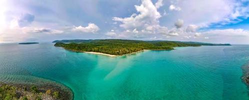 vista aérea de la playa de la isla del paraíso tropical de la naturaleza disfruta de un buen verano en la playa con agua clara y cielo azul en koh kood o ko kut, tailandia. foto