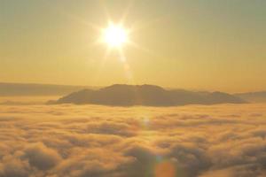 excelentes vistas del amanecer con montañas y nubes. foto